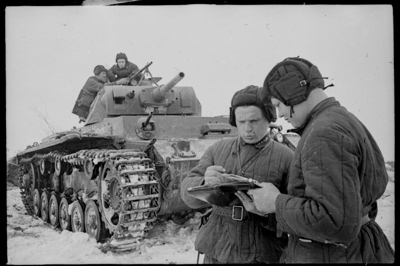 Танковой экипаж под командой старшины Соколов Н.А. Впереди старшина Соколов Н.А. (справа) объясняет 